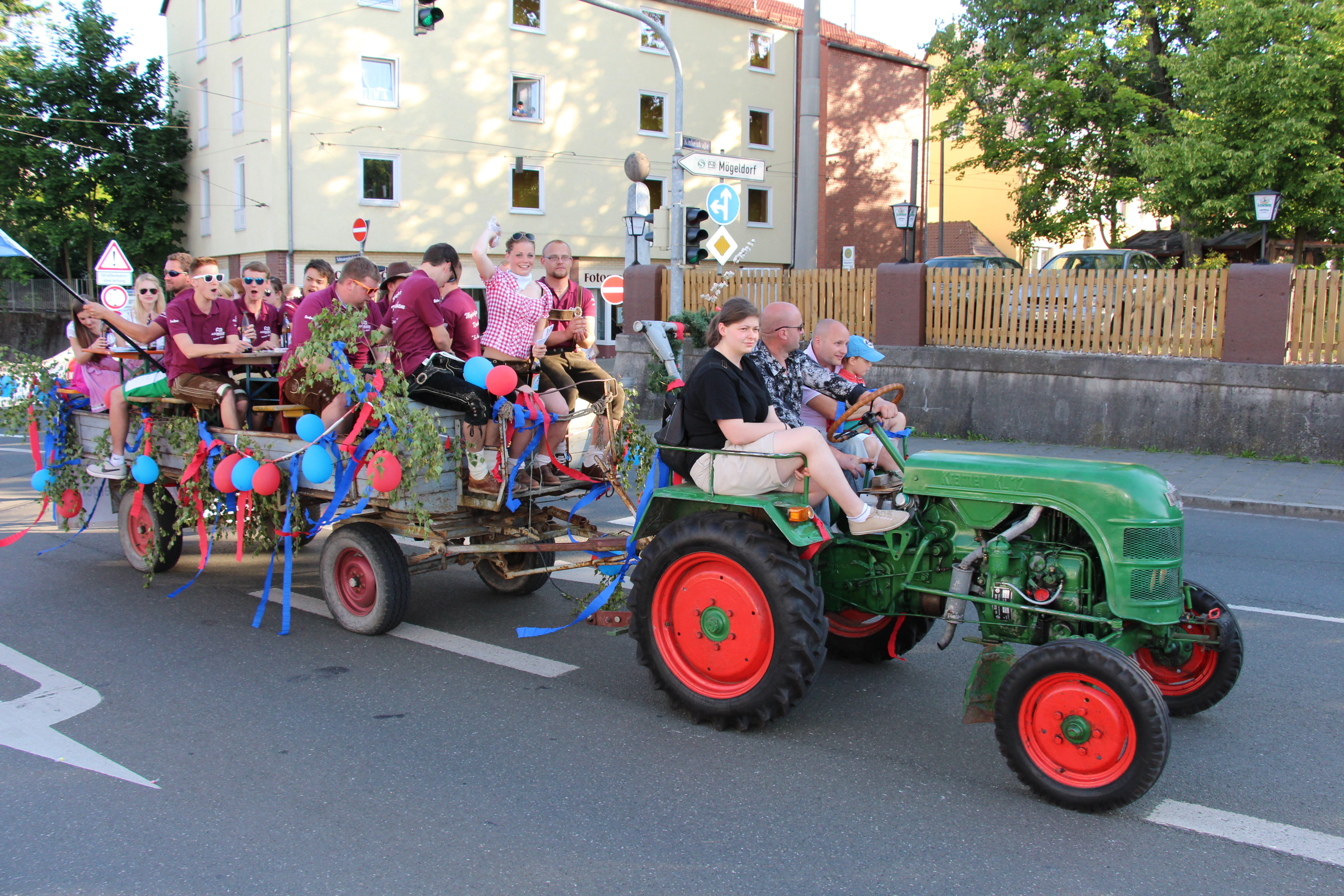 Ein typisches Foto vom beliebten Kirchweihzug in Mögeldorf.