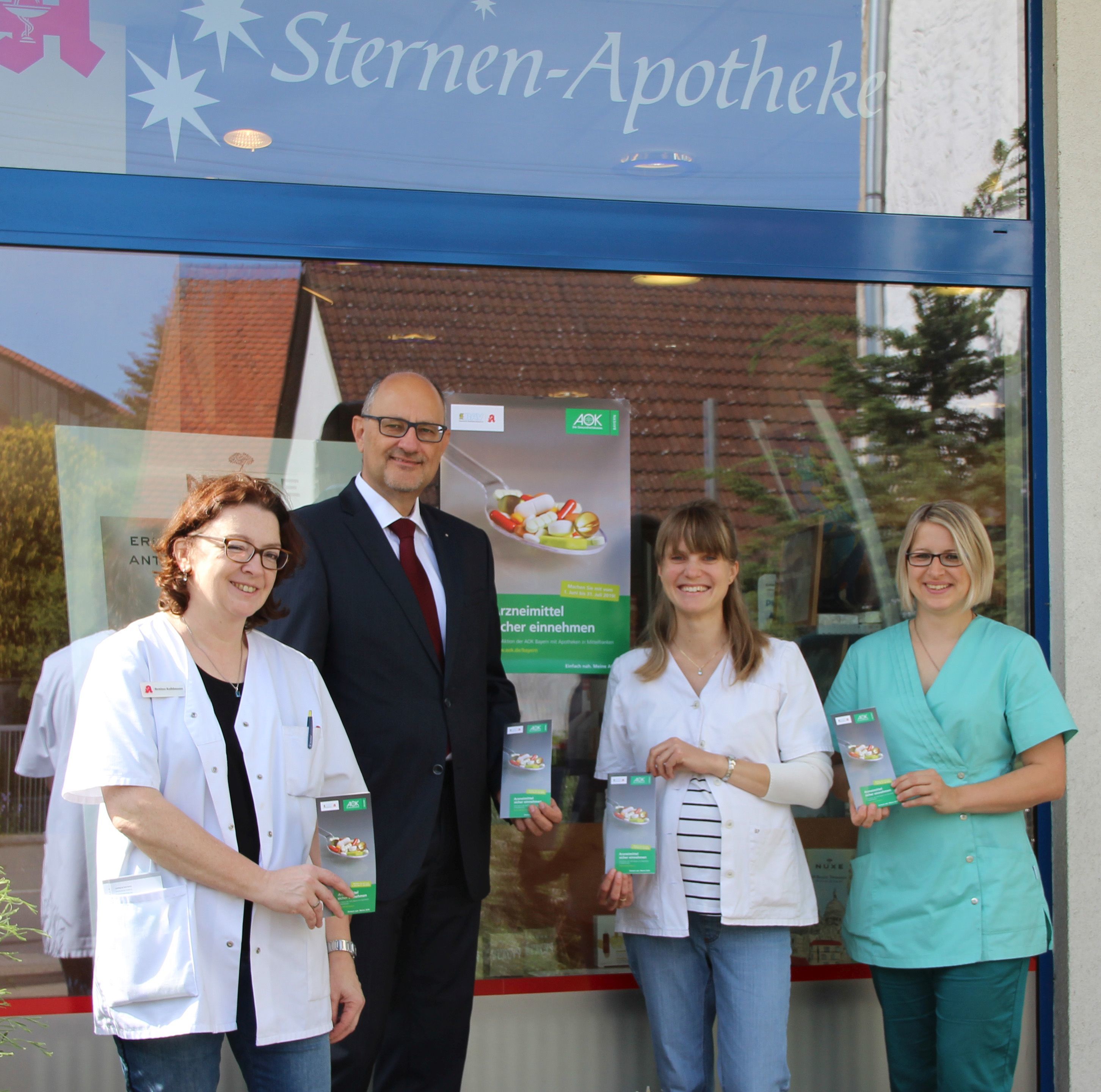 Inhaberin der Sternenapotheke Frau Bettina Kuhlmann Inhaberin der Sternenapotheke Frau Bettina Kuhlmann (links) und ihr Team sowie Jürgen Drachsler, AOK-Regionalleiter Erlangen Höchstadt und Nürnberger Land starteten nun in Herzogenaurach die diesjährige Aktion zur sicheren Einnahme von Arzneimitteln.
Bild: AOK