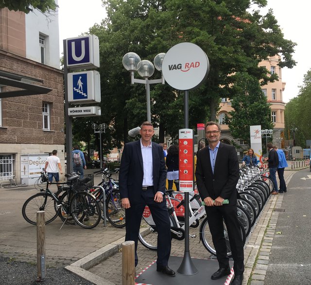 VAG-Vorstand Technik und Marketing Tim Dahlmann-Resing und Vorstandsvorsitzenden der VAG Josef Hasler (r.). Am U-Bahnhof Wöhrder Wiese trifft die neue VAG_Rad-Station auf einen direkten Zugang zur U-Bahn und Straßenbahn sowie auf einen Mobilpunkt mit Carsharing-Angebot.