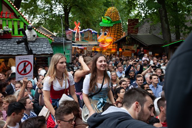 Fröhliches Warten auf den ersten Krug Freibier. | Foto: Roland Rosenbauer