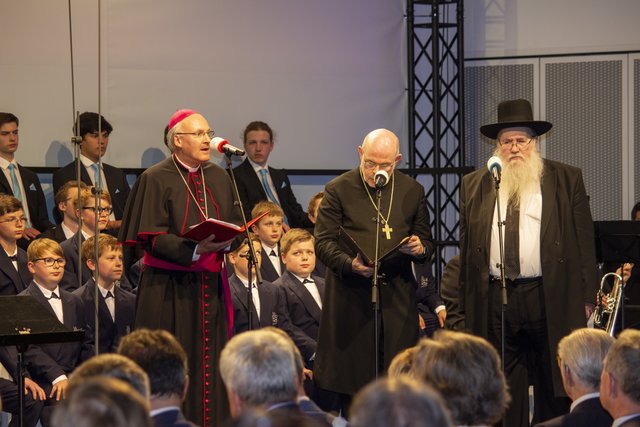 Segnung durch den katholischen Bischof Voderholzer, den evangelischen Regionalbischof Weiss und den Rabbiner Bloch (v.l.). | Foto: Mario Hahn