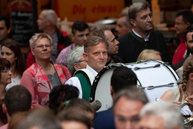 Mit dem Einmarsch der Musikzüge rückt der Bieranstich näher. | Foto: Roland Rosenbauer