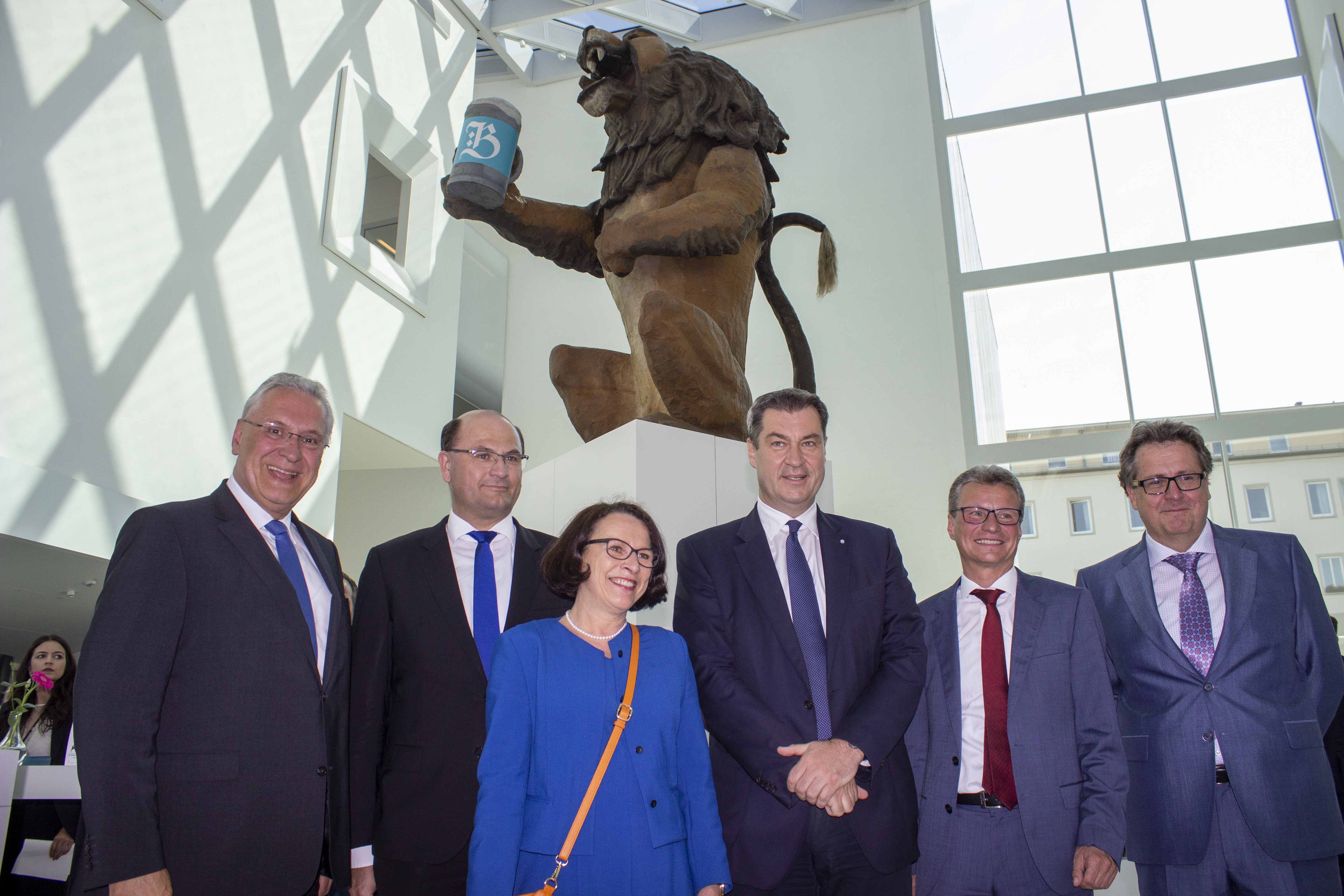 Eröffnung des Museums der Bayerischen Geschichte an der Regensburger Donaupromenade (v.l.): Bayerischer Innennminister Joachim Herrmann, bayerischer Finanz- und Heimatminister Albert Füracker, Bürgermeisterin Regensburg Gertrud Maltz-Schwarzfischer, Ministerpräsident Markus Söder, bayerischer Staatsminister für Wissenschaft und Kunst Bernd Sibler und Museumsdirektor Richard Loibl.
