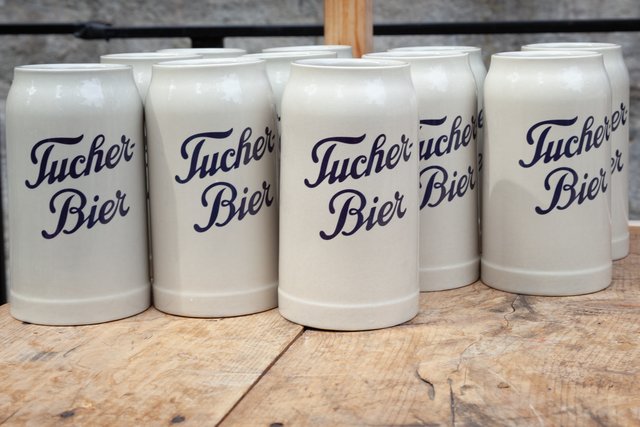 Einige Freibierkrüge warten auf den großen Augenblick. | Foto: Roland Rosenbauer