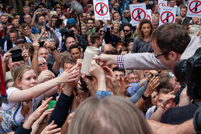 Während die einen nur Freibier wollen, protestiert eine große Gruppe gegen die Abholzung vieler Bäume auf dem Erlanger Burgberg. | Foto: Roland Rosenbauer