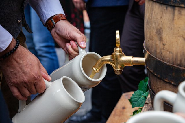Nach vier gekonnten Schlägen des Oberbürgermeisters fließt das Freibier in die Krüge. | Foto: Roland Rosenbauer