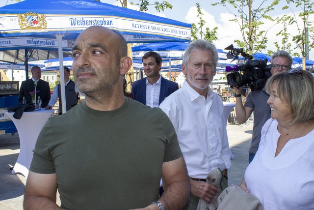 Unter den Ehrengästen: Kabarettist Django Asül und Ex-Bayern-Star Paul Breitner.  | Foto: Mario Hahn