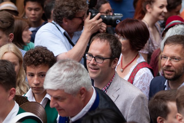 Auch Oberbürgermeister Florian Janik kämpft sich durch die Menschenmassen, ehe er das erste Fass Bier anstechen darf. | Foto: Roland Rosenbauer