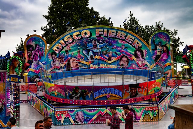 Ein Speed Erlebnis garantiert das „Discofieber“. Seit mehr als 40 Jahren wird das, "Fliegen" zum Erlebnis. Ein Kirchweihbesucher bezeichnete es als „perfekte Paarung zwischen Sicherheit Freiheit, Lachen und wildem Adrenalin-Ausstoß!“ | Foto: Roland Rosenbauer