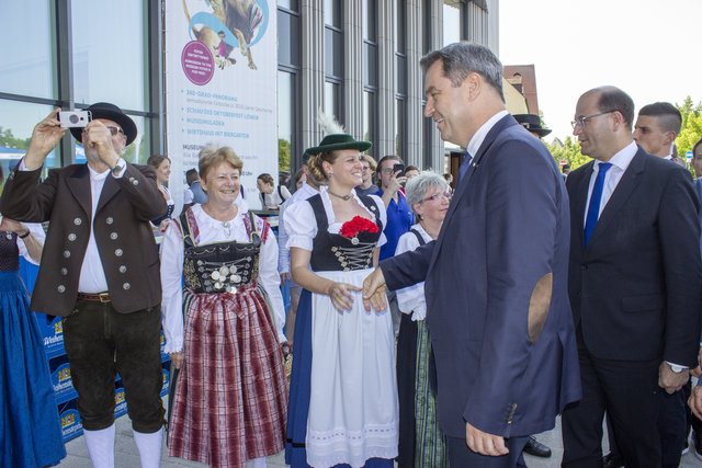 Ministerpräsident Markus Söder und der bayerische Finanz- und Heimatminister Albert Füracker (r.) begrüßen die Gäste.  | Foto: Mario Hahn