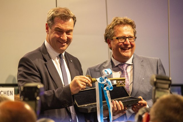 Schlüsselübergabe von Ministerpräsident Markus Söder an Museumsdirektor Richard Loibl (r.).  | Foto: Mario Hahn