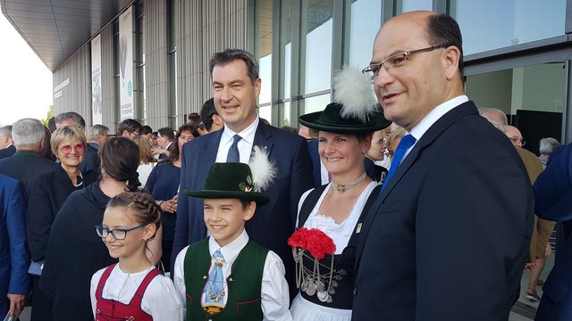 Stolz auf  Bayern: Ministerpräsident Markus Söder (Mitte) und Heimatminister Albert Füracker (links im Bild: Fürstin Gloria von Thurn und Taxis).  | Foto: Mario Hahn