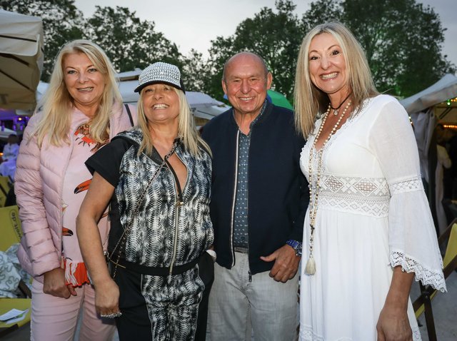 Ließen sich vom trüben Wetter die Freude an der schönen Modenschau nicht verderben: Stadtstrand-Chef Lorenz Kalb mit den Modeladys (v.l.) Marie-Luise Cawi (Cawi Models), Dominic Armbrüster (HERZOG Braut und Abendmode) und Nina Halbig (Ibiza Mode).  | Foto: © Nicole Fuchsbauer