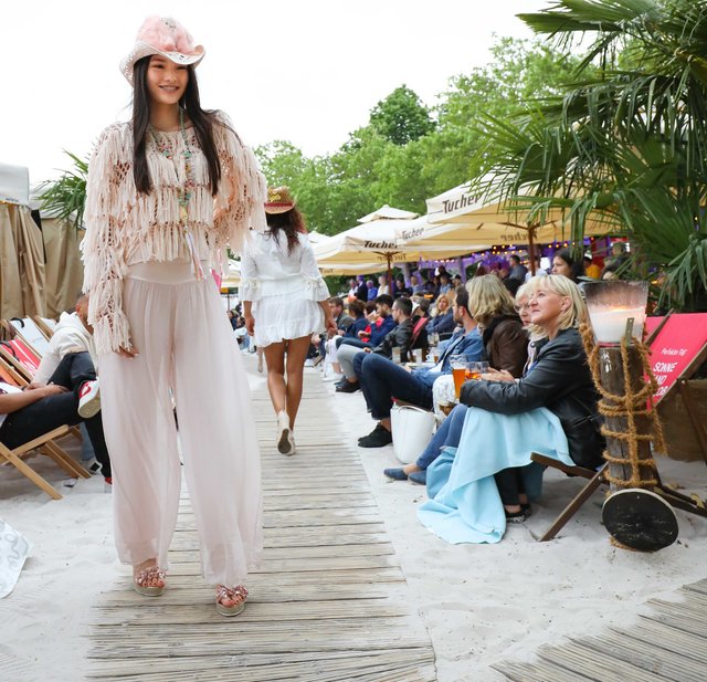 Modenschau am Stadtstrand Nürnberg.  | Foto: © Nicole Fuchsbauer