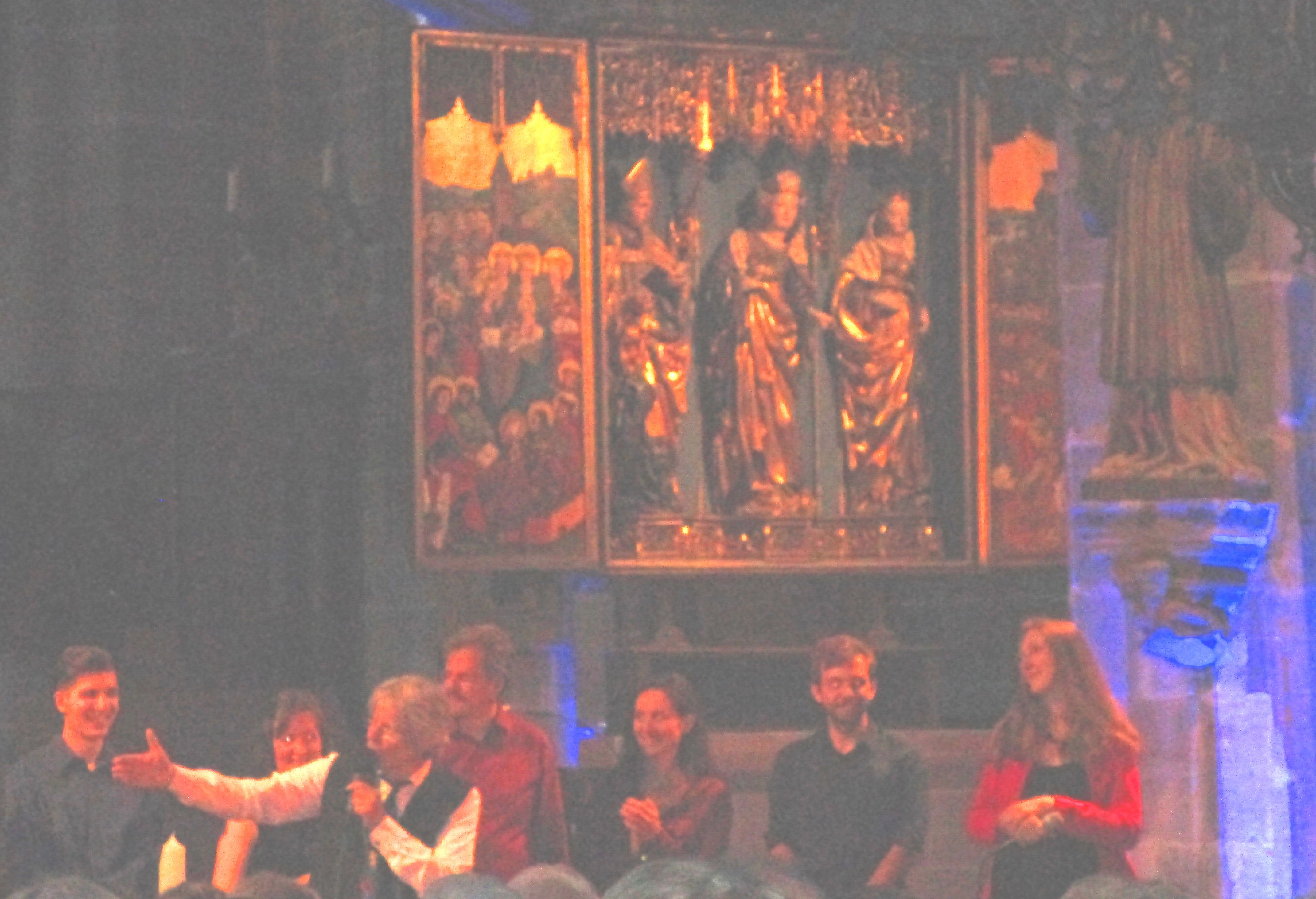 Village Voices, in Blau getaucht