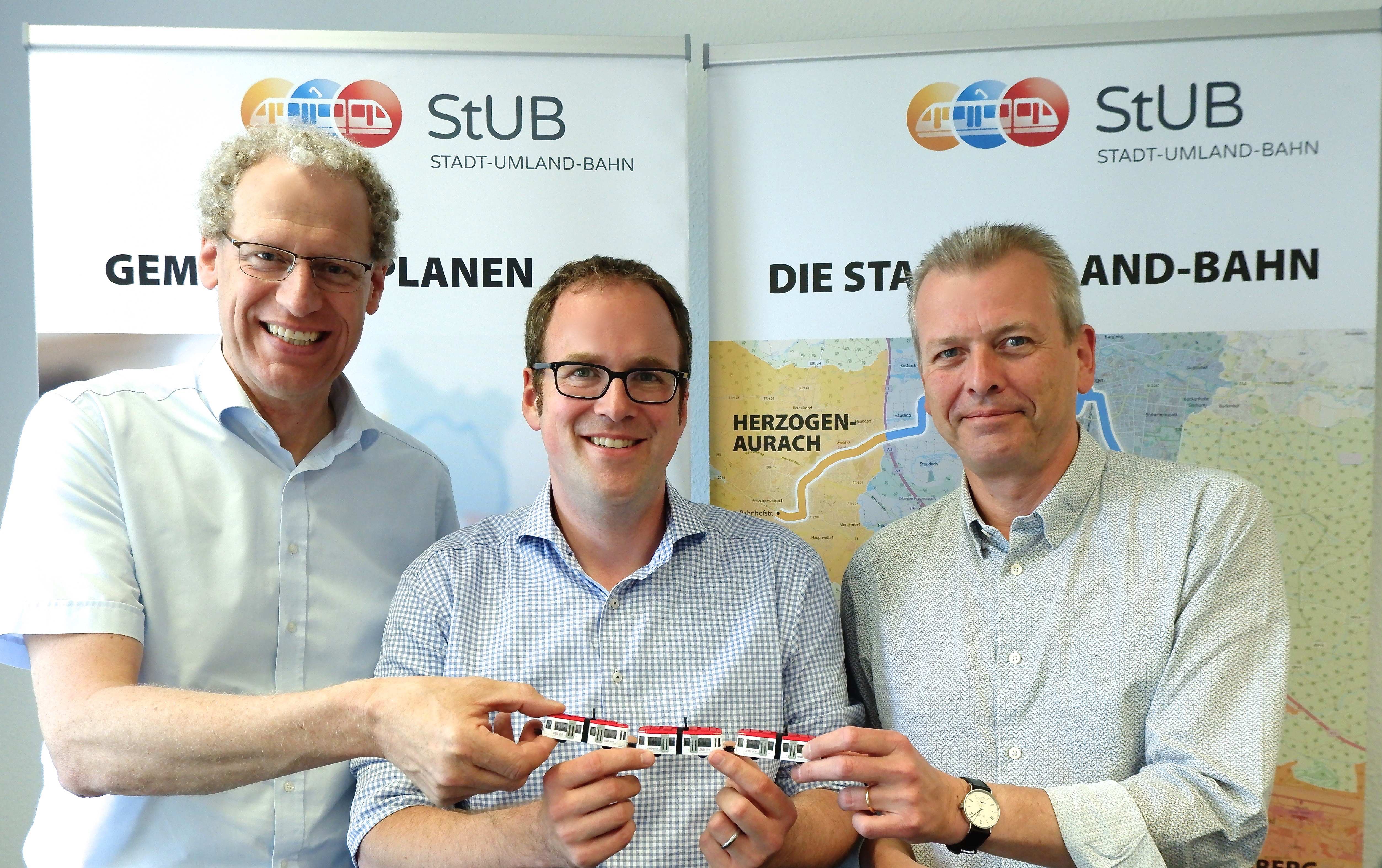 Ziehen an einem Strang: German Hacker, Florian Janik und Ulrich Maly (v.l.n.r.) freuen sich über den nächsten großen Schritt in der Planung für die Stadt-Umland-Bahn.
Foto: ZV StUB