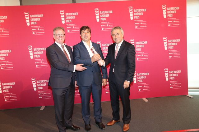 Roland Scmautz (r.), Vizepräsident des Sparkassenverbands Bayern, und Roland Burgis (l.), Vorstand Sparkasse Nürnberg, ehren  Ingo Kraupa, Mitbegründer und Vorstandsvorsitzender noris network mit dem Gründerpreis in der Kategorie Aufsteiger. | Foto: © John R. Braun
