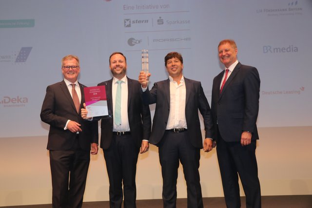 Ingo Kraupa (2.v.r.), Mitbegründer und Vorstandsvorsitzender von noris network, und Florian Sippel (2.v.l.), Executive Vice President Datacenter von noris network, freuen sich über die Auszeichnung. Roland Burgis (l.), Vorstand Sparkasse Nürnberg, und Dr. Hans Schleicher, Stv. Vorstandsvorsitzender LfA Förderbank Bayern gratulieren.� | Foto: © John R. Braun