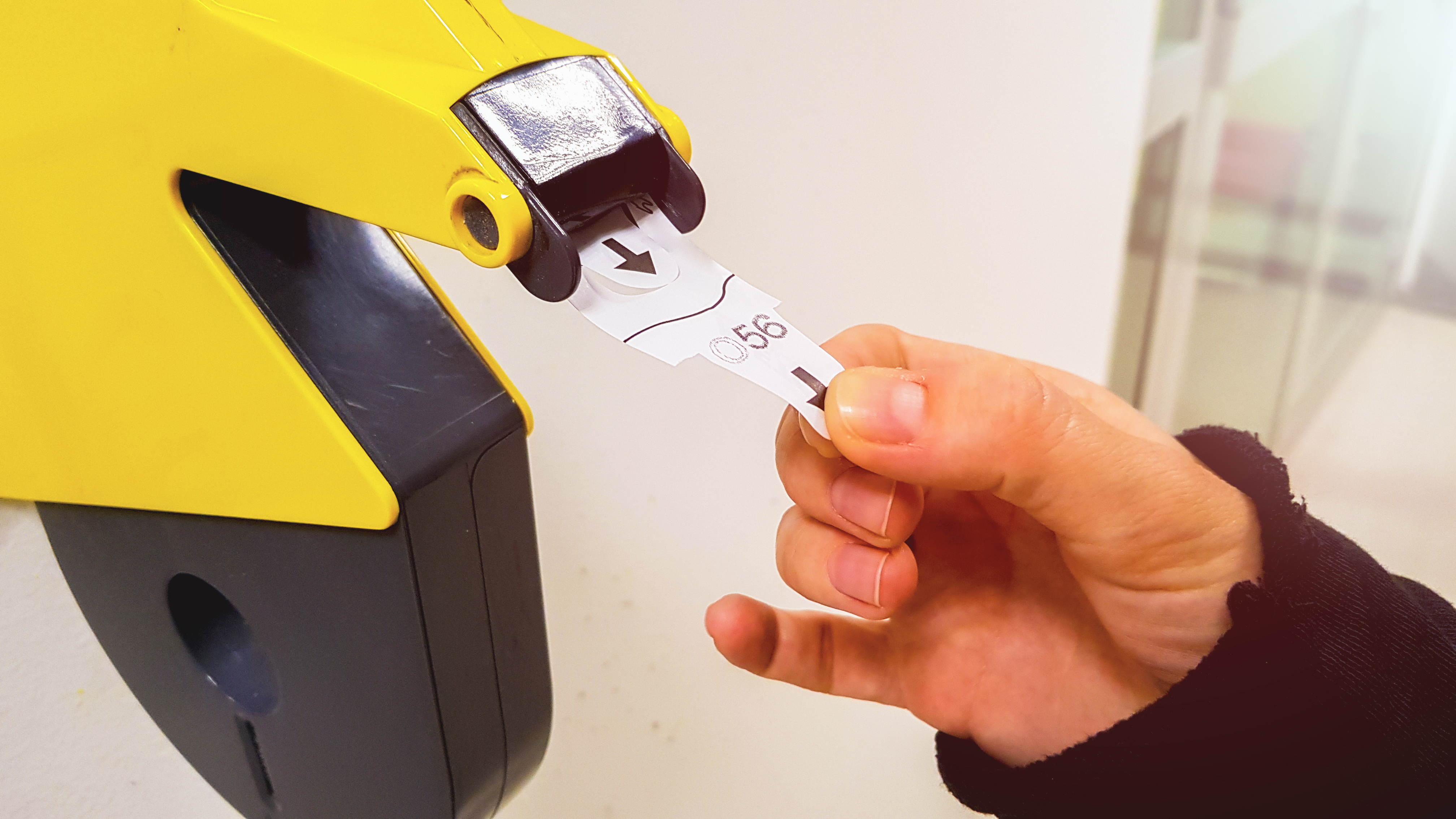 Auf den Ämtern kann die Wartezeit lang werden. Für die Nürnberger Bürgerinnen und Bürger bedeutet dies lange Wartezeiten auf Termine, Warteschlangen und Frustration bzw. eine große Portion an notwendiger Geduld.