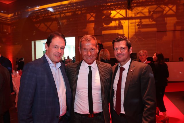 Premium- und Messe-Caterer, René Lehrieder (l.), er bekochte die Gala-Gäste, mit Club-Marketing-Chef Marcus Rößler (r.) und TV-Moderator Markus Othmer, der durch den Gala-Abend führte. | Foto: © John R. Braun