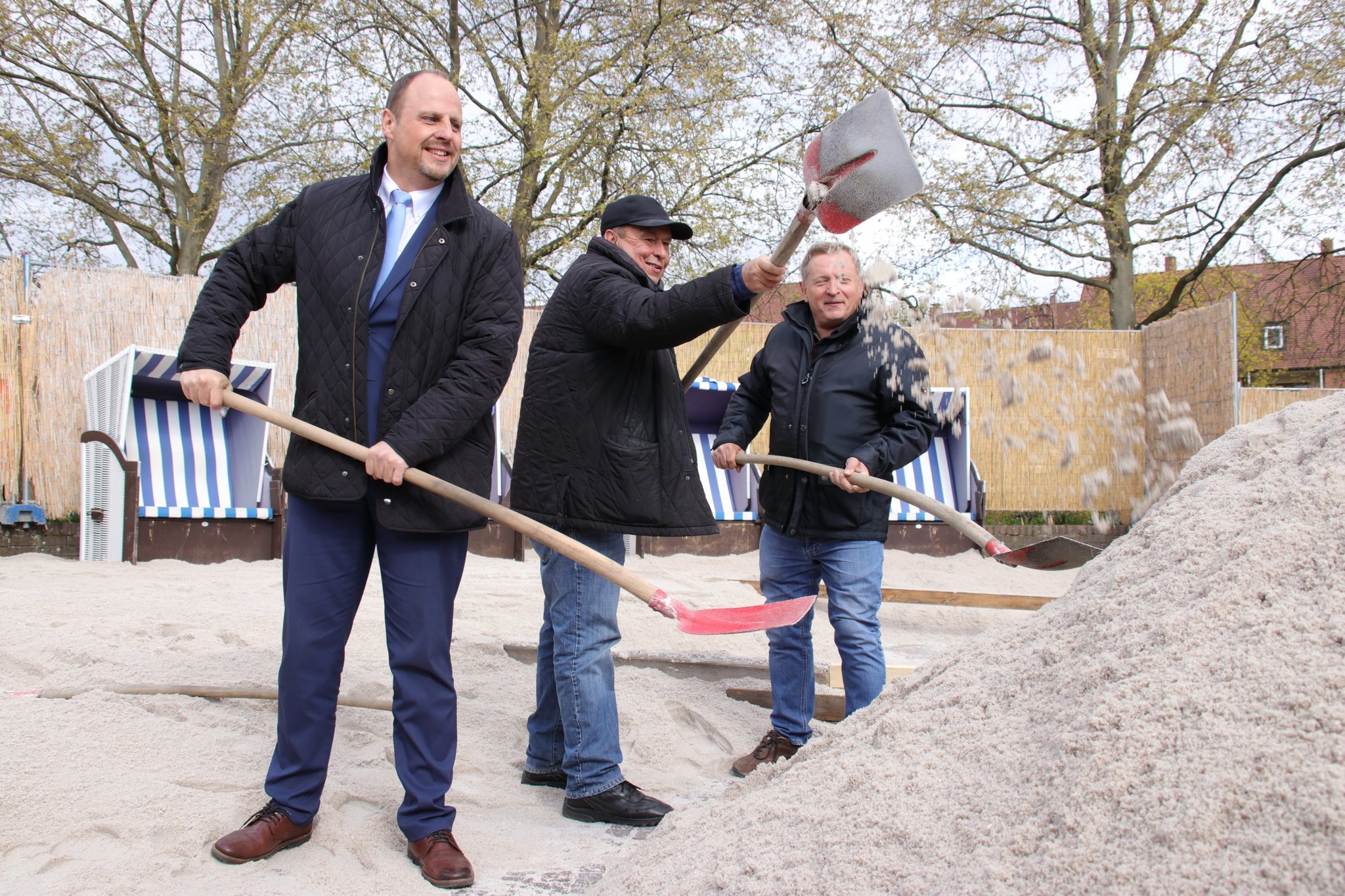 Die Realisierung des Stadtstrandes ist ein erheblicher Aufwand. Der feine Kaolinsand wird jedes Jahr per LKW auf die Insel Schütt geliefert. Beim Schippen hat auch schon Bürgermeister Christian Vogel (l.) dem Stadtstrand-Team mit Lorenz Kalb (Mitte) und Kurt Grauberger geholfen.