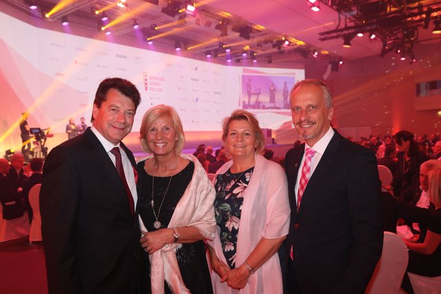 Die Nürnberger Sparkassen-Vorstände Matthias Benk (l.) mit Ehefrau Maria, (2.v.l.) und Dr. Jonathan Daniel mit Ehefrau Lenka. | Foto: © John R. Braun