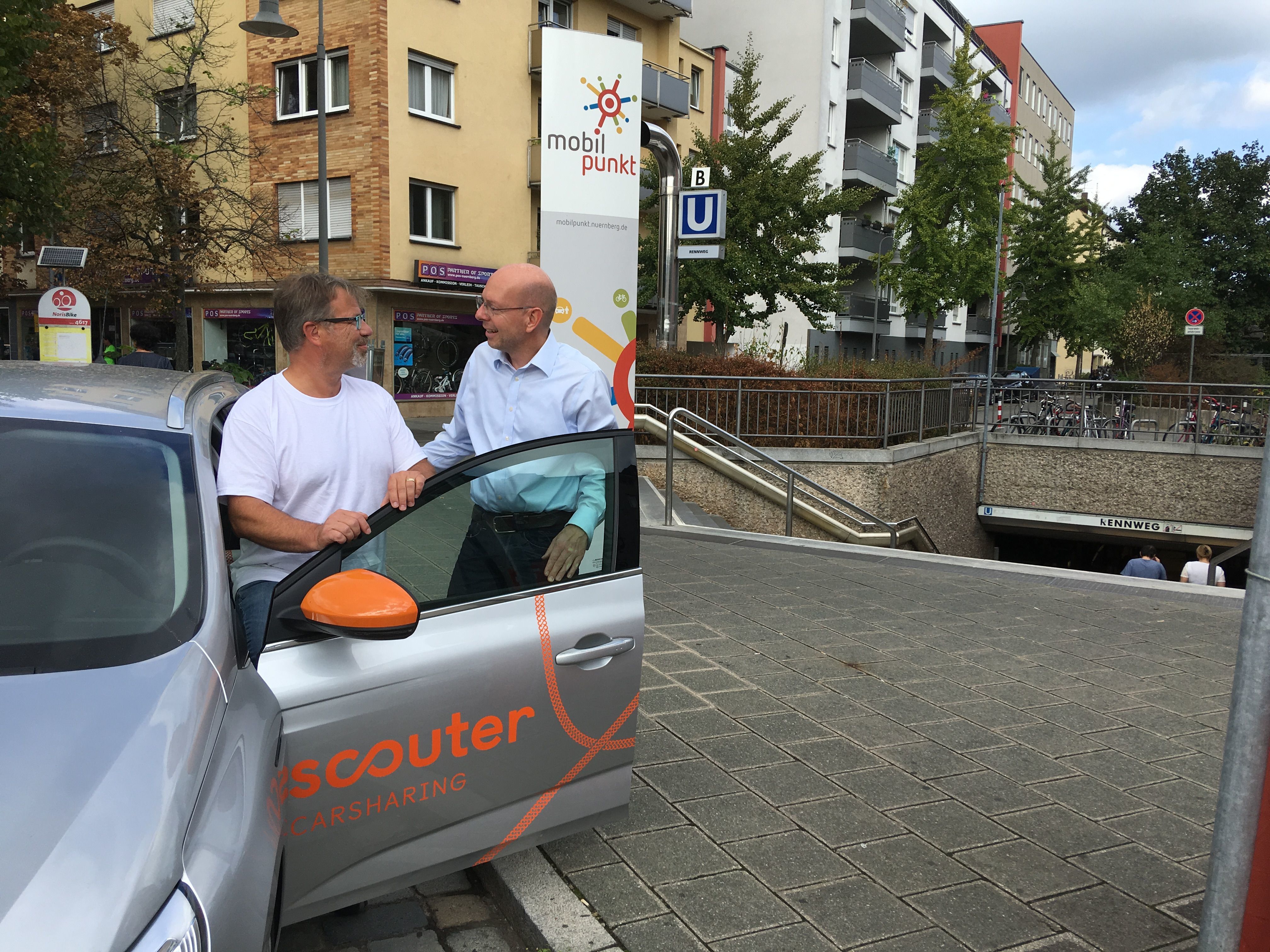 Thomas Großnann, Geschäftsführer Sharegroup GmbH, (r.) und Matthias Vondran von scouter Carsharing in Nürnberg am Mobilpunkt U-Bahnhof Rennweg.