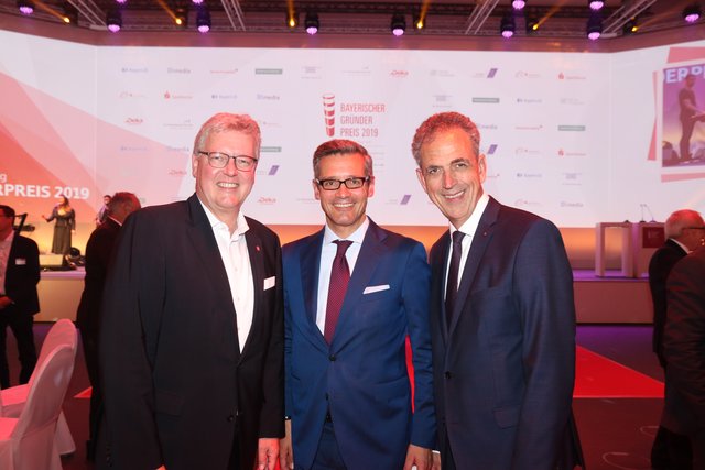 Dr. Ulrich Netzer (r.) Präsident des Sparkassenverbands Bayern, und Dr. Matthias Everding (l.), Vorstandsvorsitzender Sparkasse Nürnberg, begrüßen Wirtschaftsreferent Dr. Michael Fraas.
 | Foto: © John R. Braun