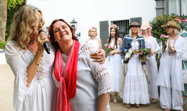 Nina Halbig drückt Hotelmanagerin Vesna Schafft (r.) für ihren unermüdlichen Einsatz.  | Foto: © Nicole Fuchsbauer