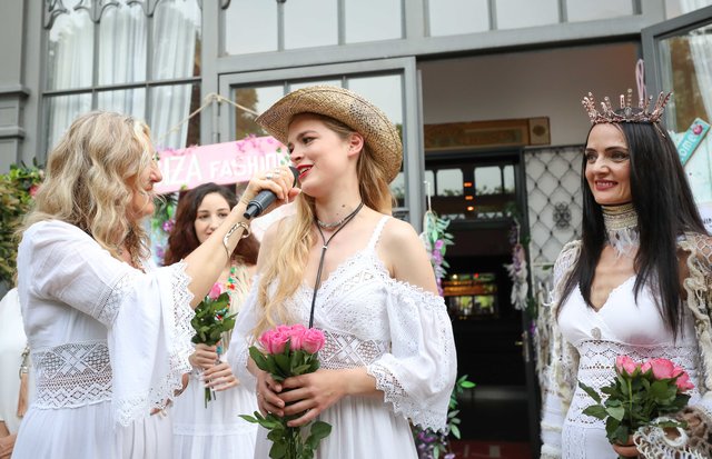 Ibiza-Fashionshow im DORMERO Schlosshotel Reichenschwand: Nina Halbig interviewt die amtierende Miss Franken Classic Sophia Fröba (r.).  | Foto: © Nicole Fuchsbauer