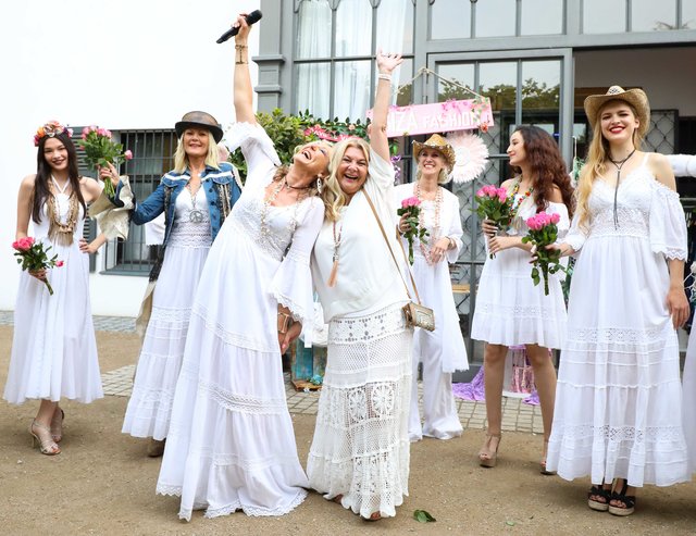 Voller Erfolg für die erste eigene Ibiza-Modenschau: Nina Halbig (vorne, links) und Marie-Luise Cawi (vorne, rechts) freuen sich über die gelungene Show.  | Foto: © Nicole Fuchsbauer