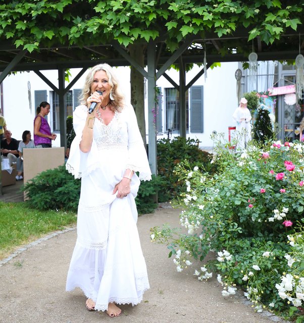 Nina Halbig moderierte ihre Ibiza-Fashionshow selbst. | Foto: © Nicole Fuchsbauer