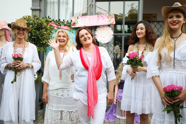 Strahlend: die sympathische Hotelmanagerin des DORMERO Schlosshotel Reichenschwand Vesna Schafft (Mitte) sorgte für einen perfekten Service.  | Foto: © Nicole Fuchsbauer