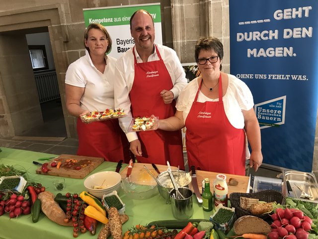 Sandra Hofmann, stv. Kreisbäuerin N-Stadt, Bürgermeister Christian Vogel, Doris Greul-Leuzmann, Kreisbäuerin N-Stadt, beim Zubereiten des Bauernmarktmeile- Landfrauengerichtes.  | Foto: © BBV