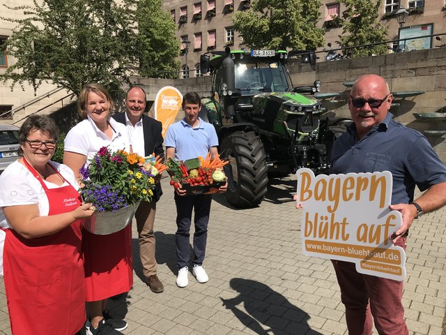 Walter Zeitz (r.) , Stv. Vors. Verein Einkaufen auf dem Bauernhof in Bayern, Kreisobmann Peter Höfler (Mitte), Bürgermeister Christian Vogel mit der stv. Kreisbäuerin Sandra Hofmann und Kreisbäuerin Doris Greul-Leuzmann (r.).  | Foto: © BBV