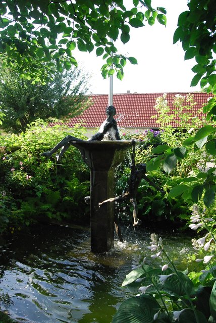 Im Garten des Ateliers - Bronze von Elke Zimmermann
