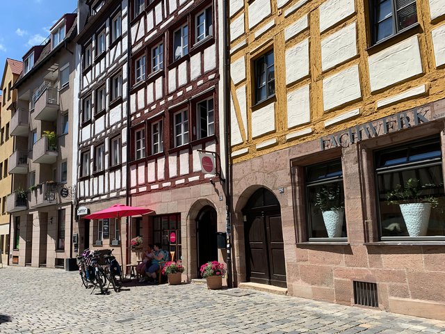 Die kleine Eismanufaktur gilt als Geheimtipp unter den Eisdielen und liegt etwas versteckt im Herzen der Nürnberger Altstadt (Weißgerbergasse 28). Aus Platzgründen können im kleinen Verkaufsraum nur insgesamt 12 Sorten angeboten werden, die allerdings ständig variieren und durch neue Kreationen ersetzt werden. Aktuelle Geschmacksrichtungen: Creme Brulee &amp; Fleur de Sal, Lavendel, Zitrone &amp; Ingwer und viele mehr. | Foto: Daniela Schwaderer