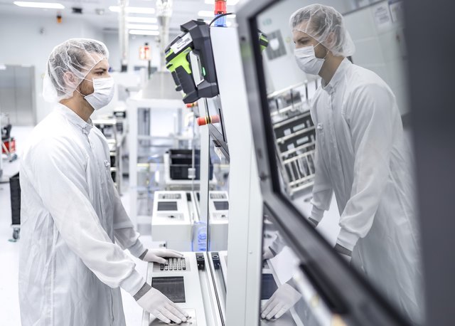 Die neue Generation von Stromrichtern erfordert eine tiefere und funktionale Integration der Leistungseinheiten, um die Leistungsfähigkeit der neuen Materialien auszunutzen. Diese Leistungseinheiten (Power Units) werden im neuen Reinraum gefertigt. Damit kann die Robustheit erhöht und gleichzeitig der Stromrichter kompakter gebaut werden.
Foto: © Siemens AG