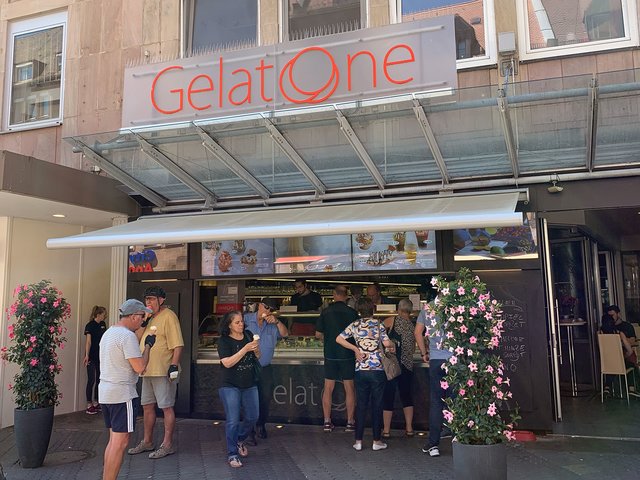 Das Eiscafé "Gelatone" gewinnt vor allem durch seine zentrale Lage direkt an der Lorenzkirche. Perfekt geeignet, um auf dem Weg in die Stadt eine oder mehrere Kugeln zu probieren. Unter den insgesamt 30 Eissorten befinden sich auch einige Exoten, wie beispielsweise Zitrone &amp; Basilikum, Wassermelone Minz Sorbet oder Walnuss &amp; Feige.  | Foto: Daniela Schwaderer