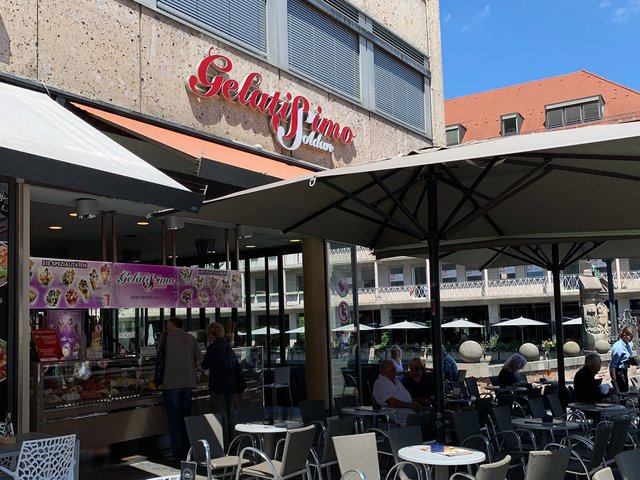 Das Eiscafé Gelatissimo liegt in der Königsstraße direkt an der Pegnitz. Auswählen kann man hier aus 24 verschiedenen Sorten, wobei man neben klassischen Geschmacksrichtungen auch besondere Kreationen, wie Butterkeks Orange, Ingwer oder Raffaello finden kann. | Foto: Daniela Schwaderer