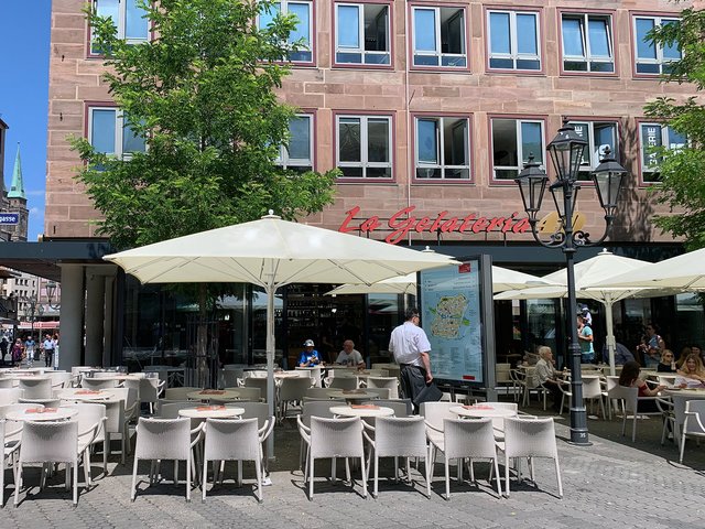 La Gelateria 4D, eine der bekanntesten Nürnberger Eisdielen, befindet sich an der Ecke Spitalgasse kurz vor dem Hauptmarkt. Ein besonderes Merkmal ist die große Auswahl: Aus insgesamt 52 verschiedenen Sorten können die Kunden ihr Eis beliebig zusammenstellen. Neben den Klassikern werden auch Sorten, wie Pink Grapefruit, Snickers oder Schoko-Chili-Eis angeboten. | Foto: Daniela Schwaderer