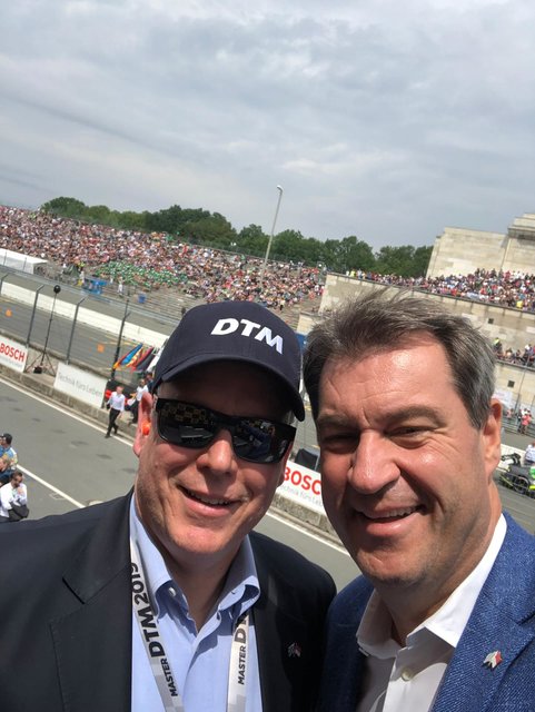 Erstmals in der DTM-
Geschichte gab sich
Albert II., Fürst von
Monaco, die Ehre! Er
nahm mit Bayerns
Ministerpräsident
Dr. Markus Söder die
Siegerehrung vor.
 | Foto: Bay. Staatskanzlei
