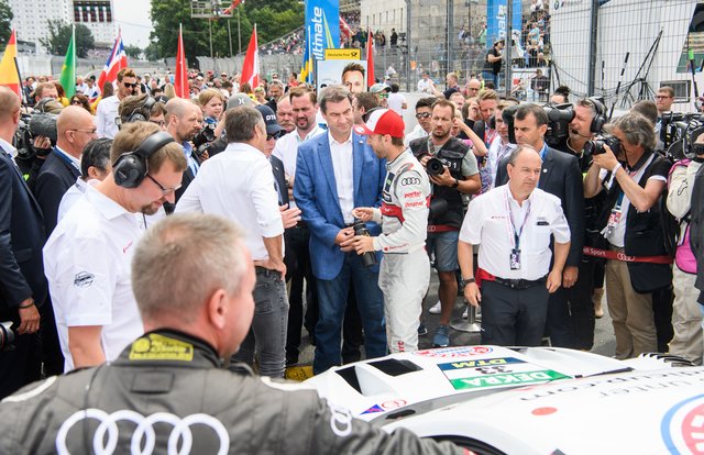 Ministerpräsident Dr. Markus Söder und Fürst Albert II. von Monaco beim Plausch mit Samstags-Sieger René Rast (Audi). | Foto: Peter Maskow