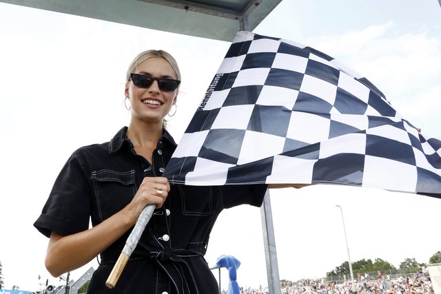 GNTM-Siegerin Lena Gercke: „Es ist das 1. Mal, dass ich am Norisring bin, und ich liebe 
es.“ | Foto: dtm.com