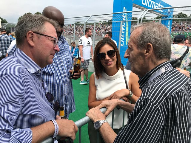Handwerkskammer-Chef Thomas Pirner (li.) mit der bezaubernden Vanessa Fiore und Rennleiter-Legende Gernot Leistner (v.li.). | Foto: Peter Maskow