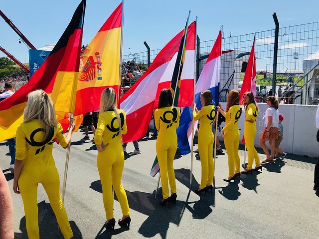 Hingucker auf der Piste: die Grid-Girls der DTM. | Foto: Peter Maskow