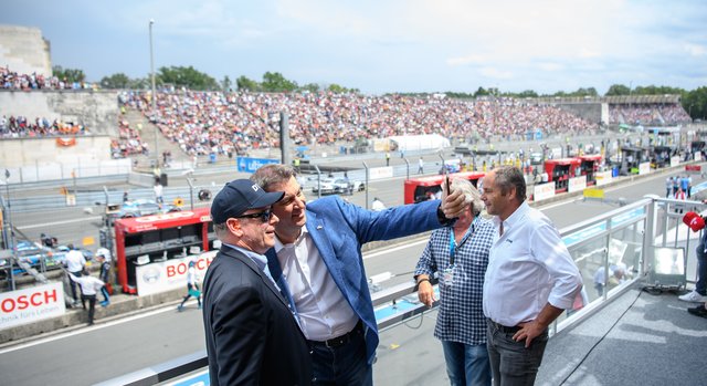 Selfie! Ministerpräsident Dr. Markus Söder macht ein Foto mit Albert II. von Monaco. Rechts im weißen Hemd DTM-Boss Gerhard Berger. | Foto: Bay. Staatskanzlei
