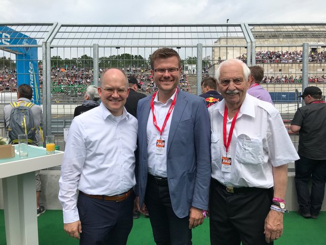 CSU-Bundestagsabgeordneter Sebastian Brehm, CSU-OB-Kandidat Marcus König und MCN-Ehrenvorstand Heinz Fröhlich (v.li.). | Foto: Peter Maskow