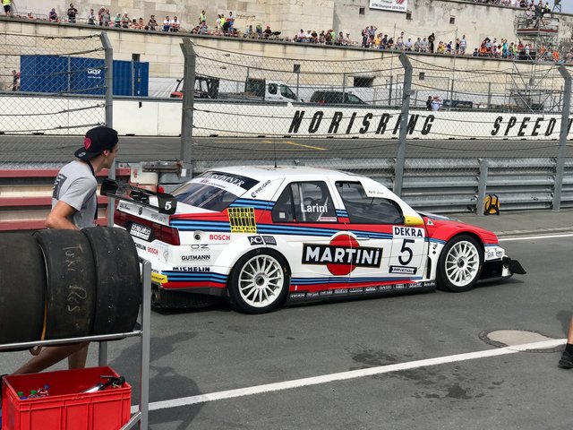 Publikumsliebling: der legendäre Alfa Romeo 155 V6 ti (450 PS) von Nicola Larini aus der goldenen Ära der DTM. | Foto: Peter Maskow