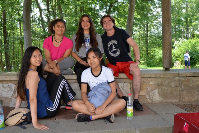 Gruppenfoto Burg Feuerstein v.l vorne Yun-Chi Yang (19) aus Taiwan, Yen-Yi Su (16) aus Taiwan, hinten links: Sabrina Fagundes Souza de Oliveira (19) aus Brasilien, Madaline Mansfield (17) USA, Aaron Chase (17) Kanada.